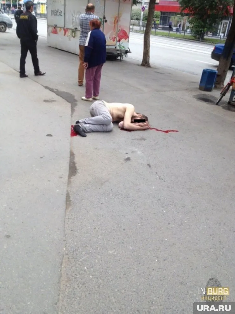 Мужчина выпал из окна прямо под ноги  прохожим