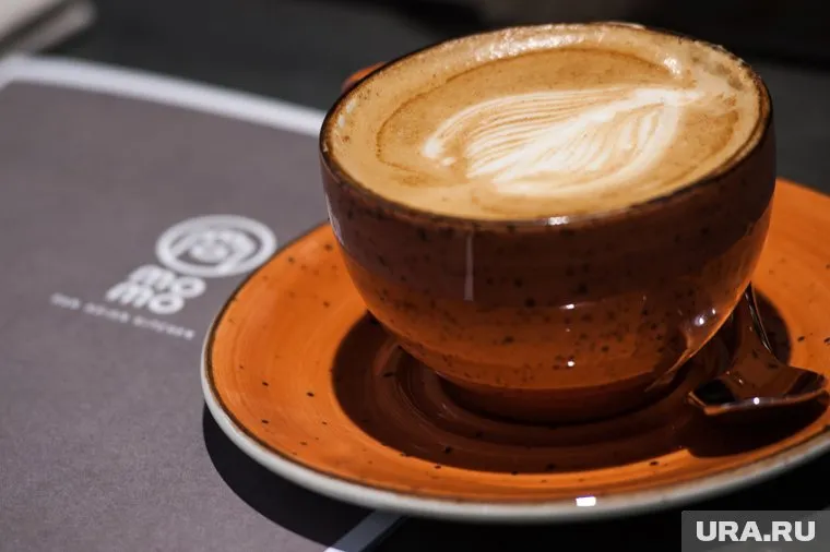 Посетительница ТЦ купила кофе из автомата, в котором плавал таракан