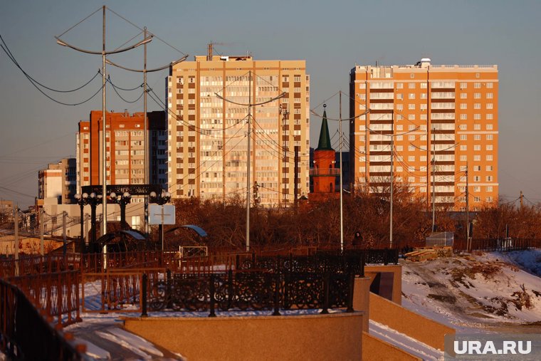 «Олимп» трескается: жители 16-этажки на набережной в Кургане жалуются на застройщика и УК. Фото
