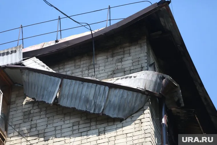 Сильный ветер снес на проезжую часть крышу в Новороссийские (архивное фото)