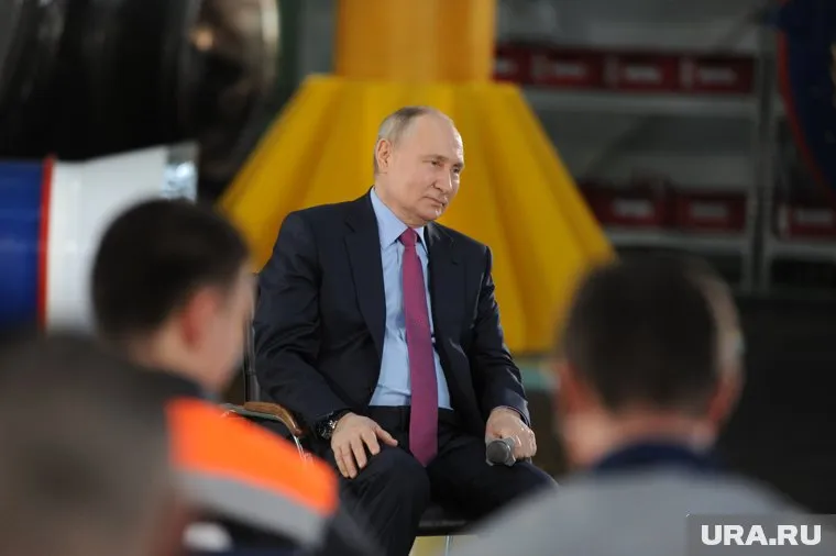 На встрече с уральскими рабочими президент РФ Владимир Путин обсуждал лишь стратегические для страны темы