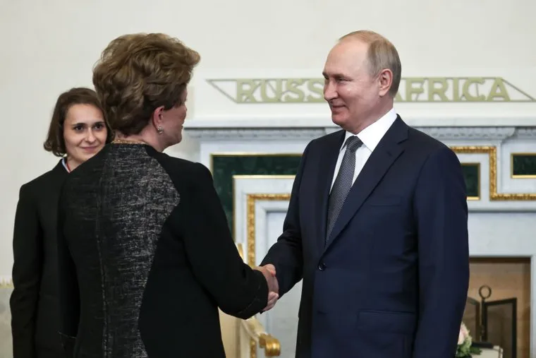 Владимир Путин на встрече с главой банка БРИКС Дилмой Роуссефф. Санкт-Петербург