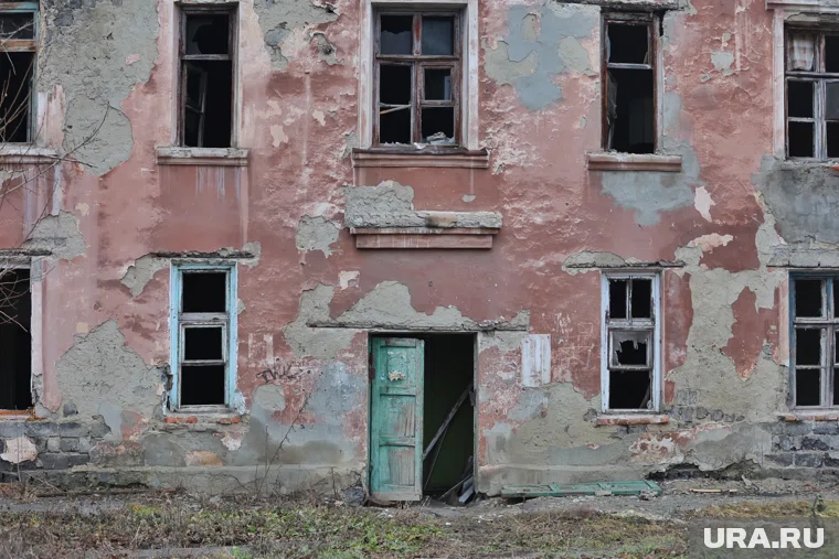 В Кургане жители просят снести расселенные дома