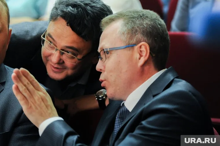 Фирдус Алиев (слева) собирает челябинский областной избирательный штаб «Единой России»