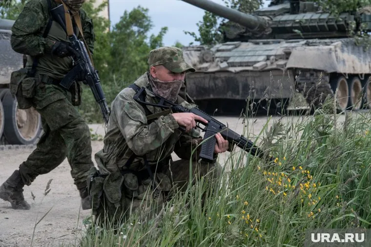 ВС РФ ударили по украинским войскам и уничтожили их БМП, сообщил Александр Савчук