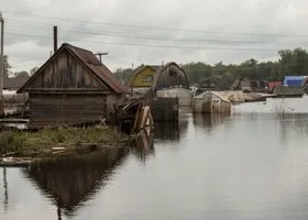 В Югре дома сползают в реку