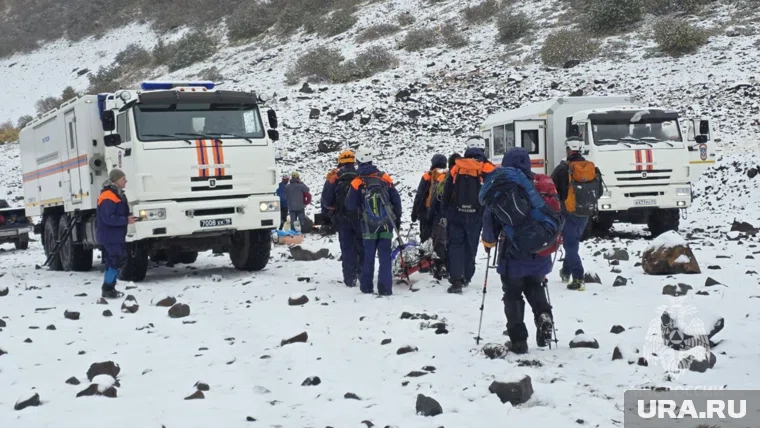 Опубликованы кадры с операцию по спасению туристов, сорвавшихся при восхождении на Вилючинский вулкан