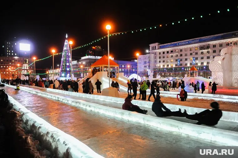 В проекте городка — семь ледяных скатов, два лабиринта и дом Деда Мороза