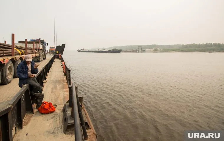 Из-за положительной температуры воздуха демонтируют понтонные мосты на Оби