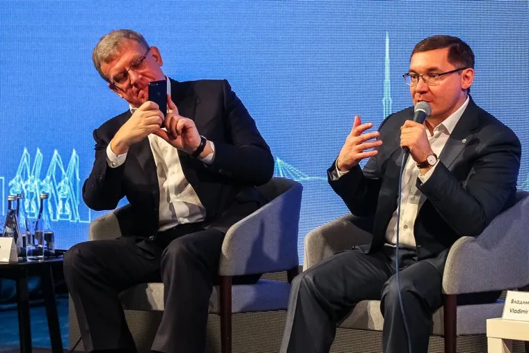 Международная конференция по проблемам развития инновационно-креативного сектора городов Сибири Calvert Forum Siberia. Тюмень, смартфон, кудрин алексей, якушев владимир, гаджет, мобильный телефон