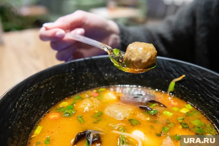 Чтобы снизить жирность супа, нужно слить первый бульон