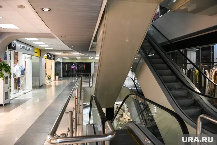 Семьи с детьми несколько часов не могут выбраться из ТЦ в Дубае, пишет Shot