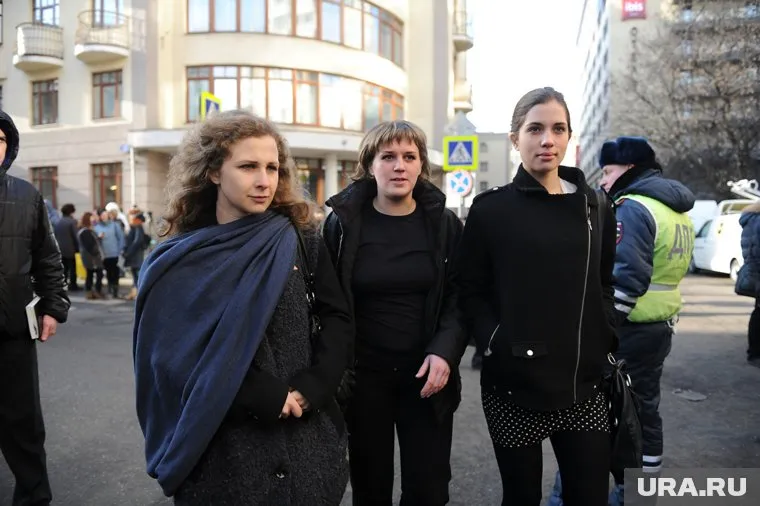 Надежду Толоконникову (справа) задержали во время фотосессии