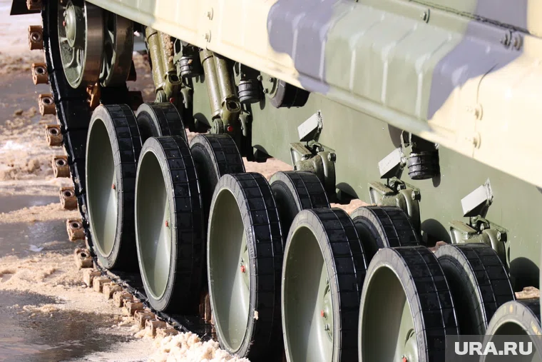 Тюменские депутаты переплыли водяной ров на военном броневике