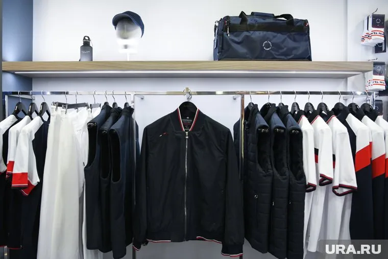 В магазине представлена новая коллекция одежды и аксессуаров