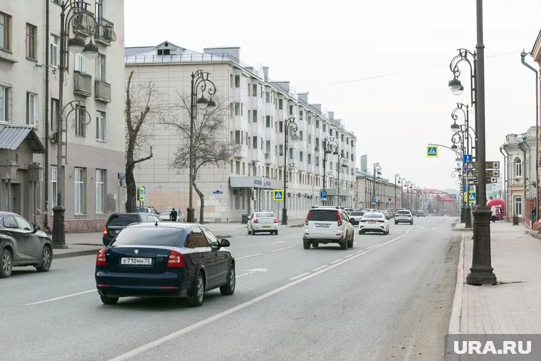 Тюменцы станцевали на дороге перед машинами