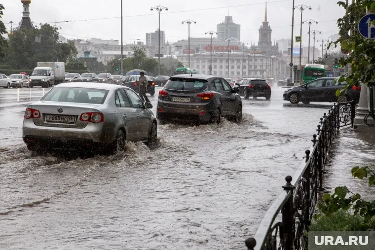 С последствиями дождей коммунальщики будут разбираться всю неделю