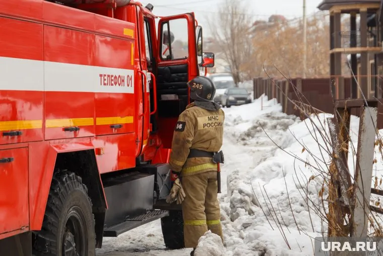 В Нижневартовске больше 30 пожарных тушили загоревшийся ангар на берегу Оби