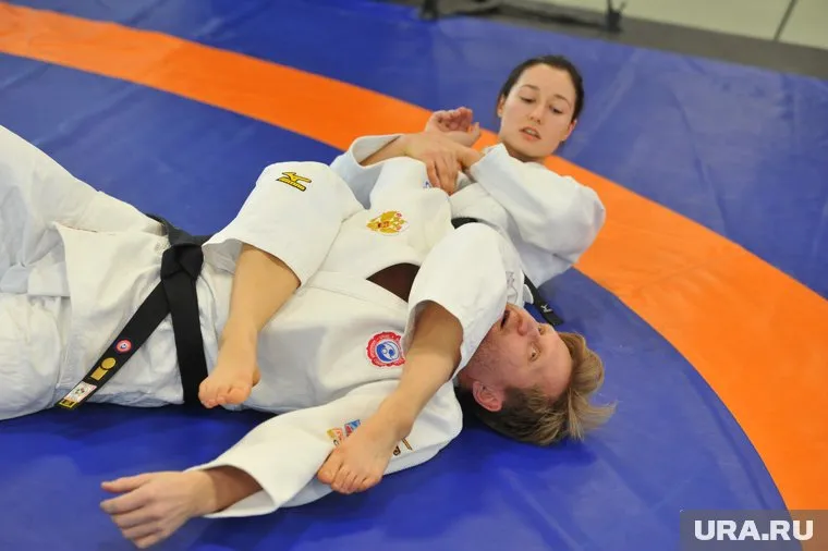 Рожков на себе показал, как делать болевой прием