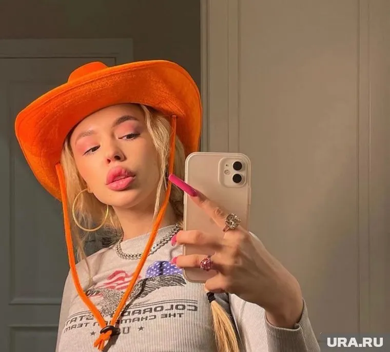 Дарья Зотеева устроилась мастером по маникюру и педикюру