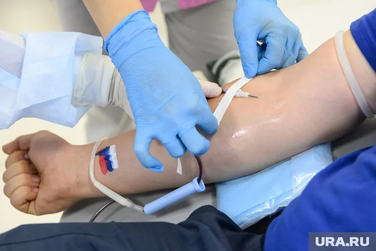 Кровь проверяют на совместимость перед переливанием