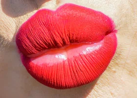 Свердловские врачи спасли пациентку, изуродованную уколами красоты