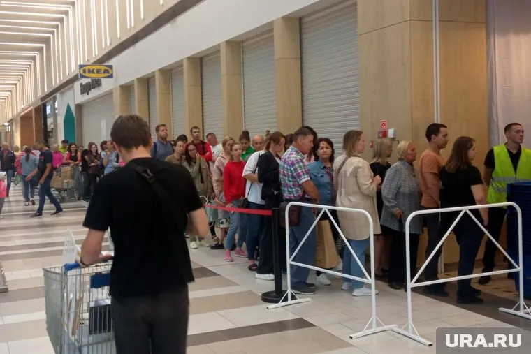 На входе в «Шведские продукты» выстроились около 50 человек