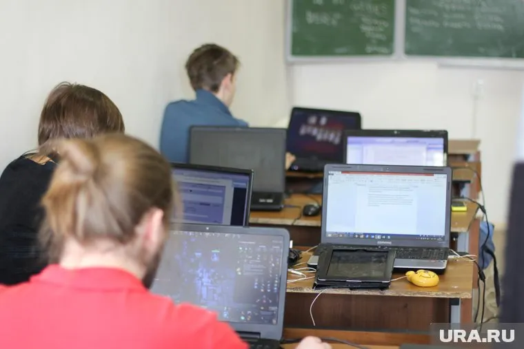 Студенты, отчаявшись, решили попросить замену преподавателю