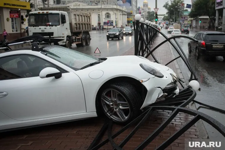 Авария с участием Porsche произошла этой ночью на улице Малышева (архивное фото)