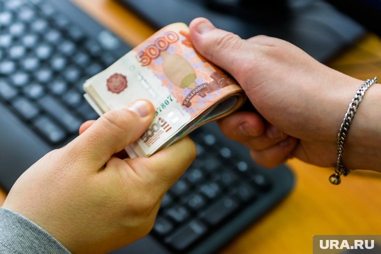 Челябинцам в сфере промышленности платят сотни тысяч рублей 