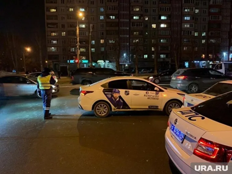 Очевидцы сообщают, что дети не успели завершить переход через восьмиполосную дорогу