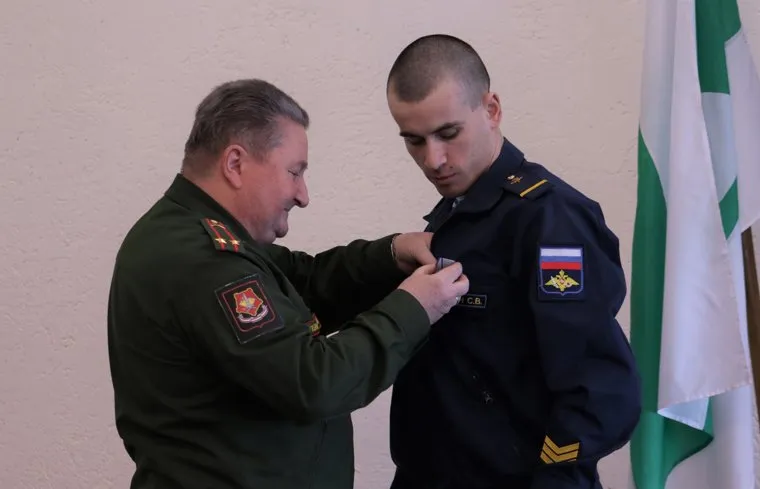 Курганскому бойцу из зоны СВО вручили медаль «За отвагу»