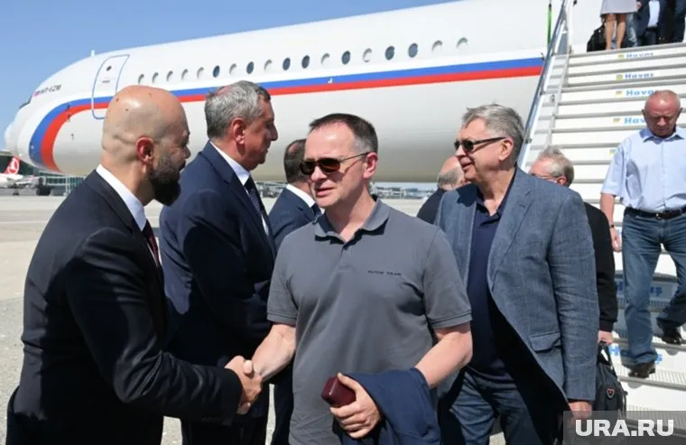 Мединский прилетел на переговоры в футболке Putin Team