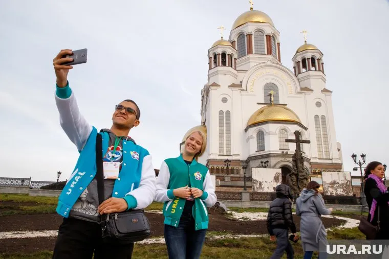 В Екатеринбург прилетела самая многочисленная делегация участников молодежного фестиваля