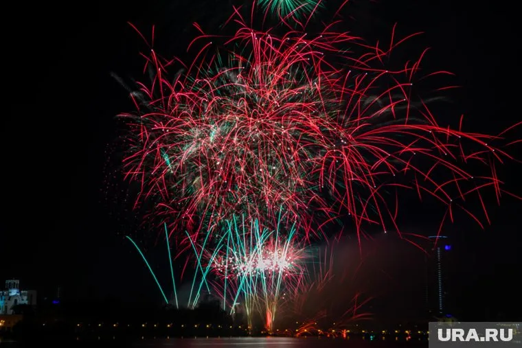 Небо над Екатеринбургом украсят более 500 салютных залпов