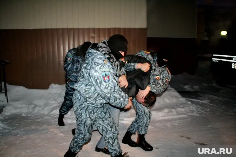 ОМОН с полицией и ФСБ задержали 20 человек по подозрению в экстремизме