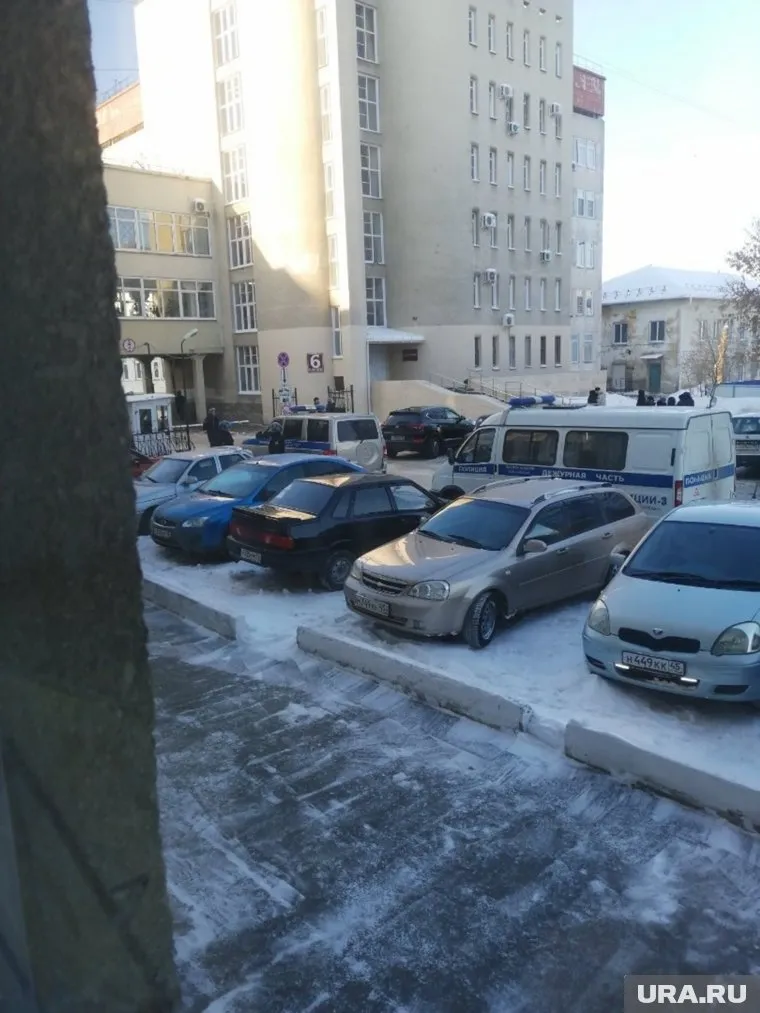 Областную больницу оцепили сотрудники полиции