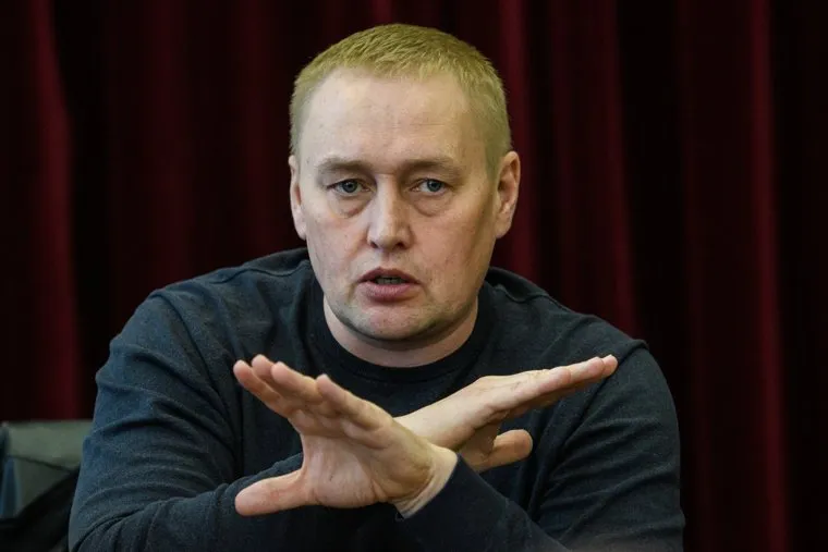 Шестой день протестов против строительства храма Св. Екатерины в сквере около драмтеатра - встреча Александра Высокинского с инициативной группой. Екатеринбург