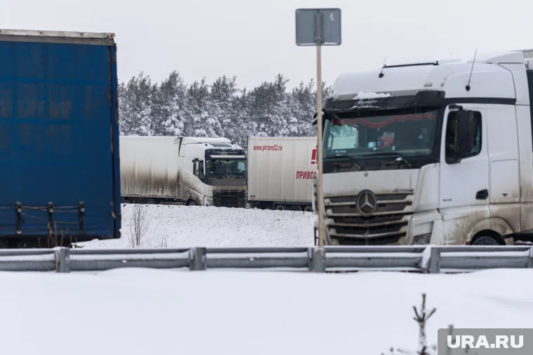 Грузовик ссъехал с проезжей части в кювет, а затем наехал на шесть припаркованных машин