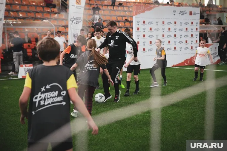 Дружеские матчи между профессионалами футбола и уральскими школьниками прошли в манеже «Урал»