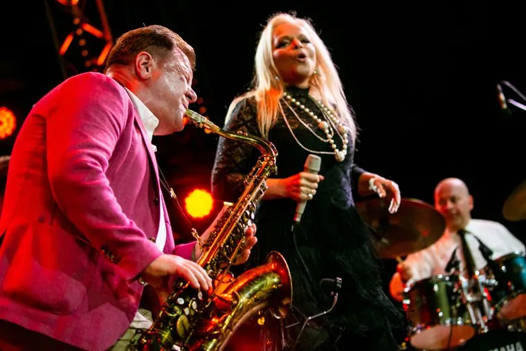 Лариса Долина и Этери Бериашвили на фестивале «Арт-Таврида». Республика Крым, Судак