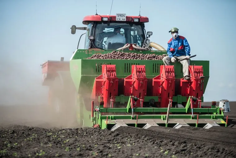 Денис Паслер в Белоярском городском округа: ферма, картофельное поле и заседание в доме культуры