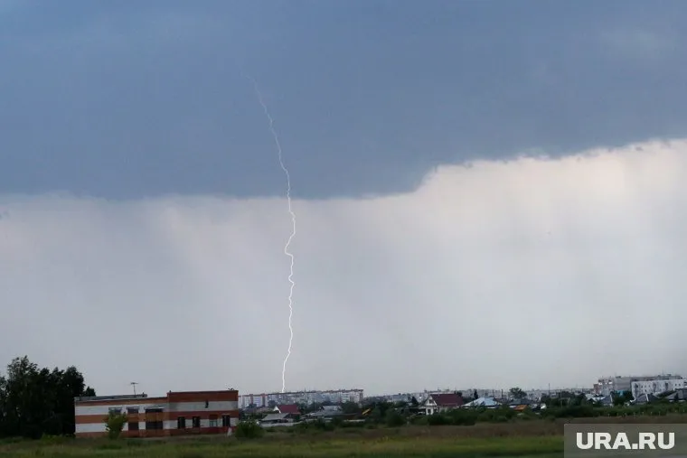 В Курганской области во время грозы погибла 13-летняя девочка после удара молнией