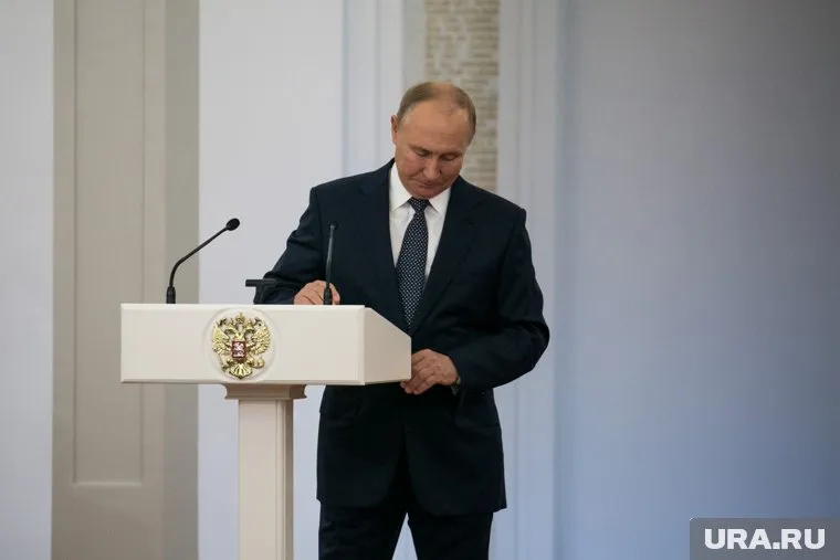 Владимир Путин дал патриарху Кириллу орден