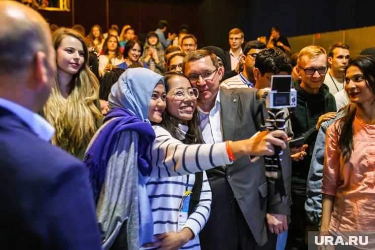 Встреча студентов с губернатором Якушевым закончилась совместной фотосессией