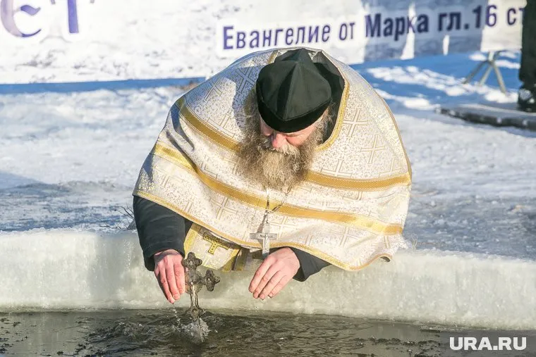 Малая толщина льда на Иртыше не позволит провести купания