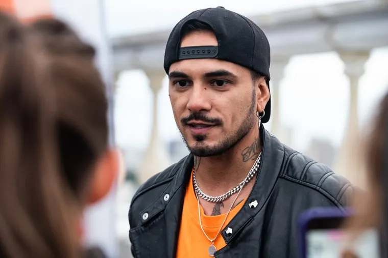 Певец надеется вернуть супругу