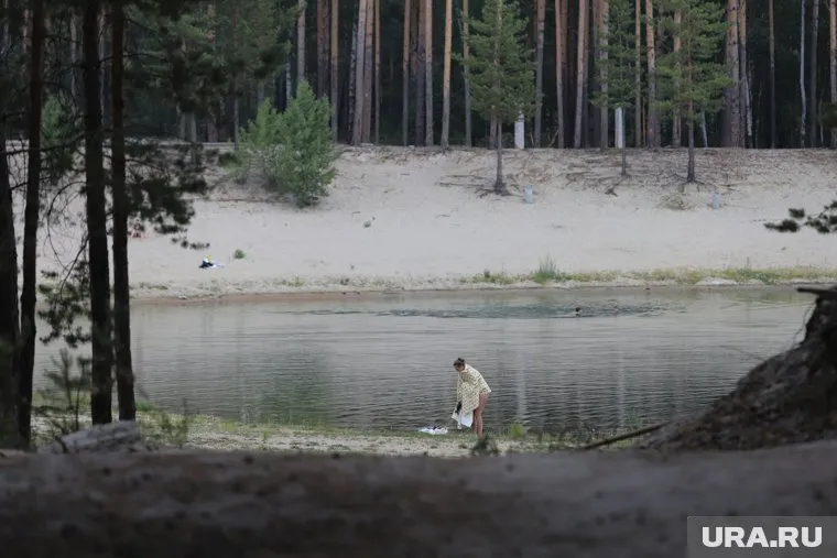 Курганцы пешком идут до озер, чтобы искупаться