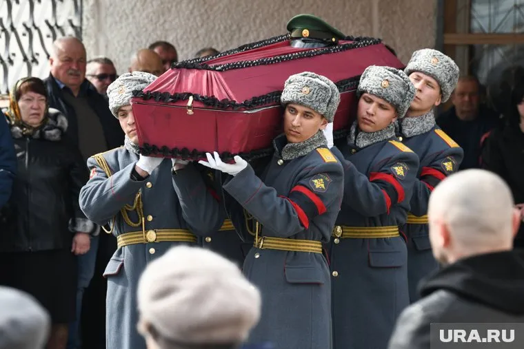 Александра Попова похоронили с воинскими почестями