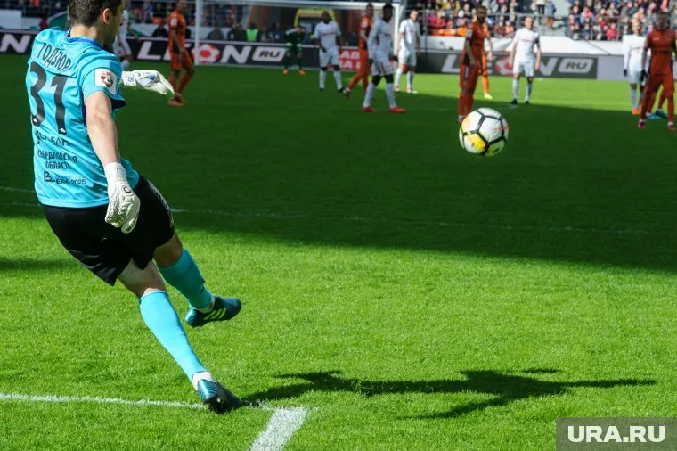 Александр Мостовой уверен, что пост тренера сборной России по футболу может занять любой человек (архивное фото)